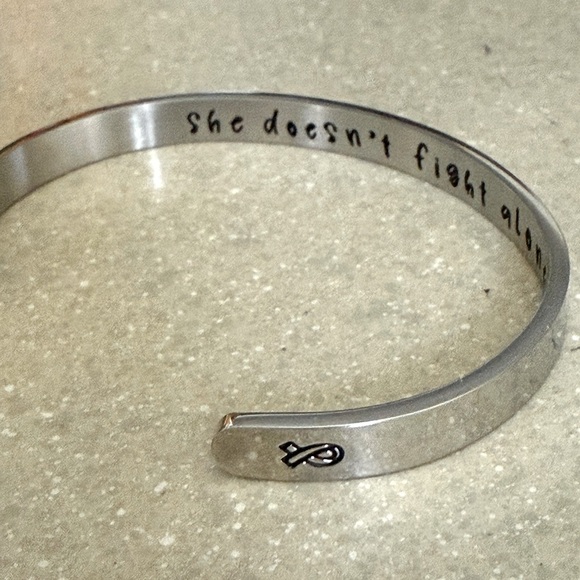Mantra Band Bracelet She Doesn’t Fight Alone Breast Cancer New - Picture 2 of 8